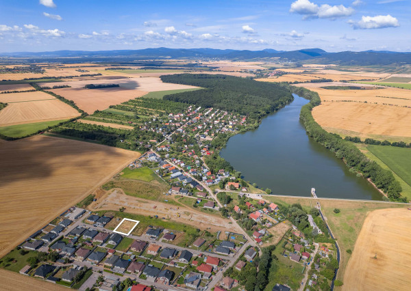 Stavebný pozemok s projektom, stavebným povolením a základmi RD