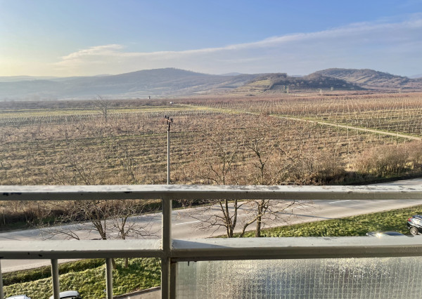 REZERVOVANÉ - Veľký a zariadený 2-izbový byt v obľúbenej lokalite s nádherným výhľadom