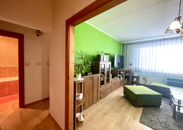 REZERVOVANÉ - Veľký a zariadený 2-izbový byt v obľúbenej lokalite s nádherným výhľadom