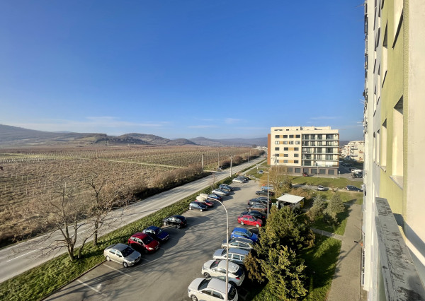 REZERVOVANÉ - Veľký a zariadený 2-izbový byt v obľúbenej lokalite s nádherným výhľadom