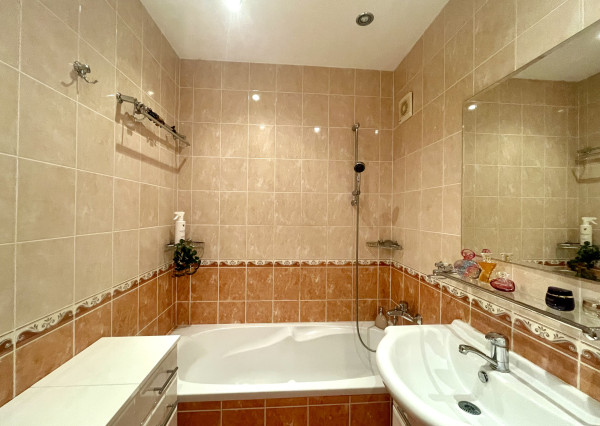 REZERVOVANÉ - Veľký a zariadený 2-izbový byt v obľúbenej lokalite s nádherným výhľadom