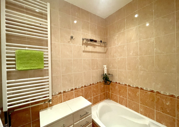 REZERVOVANÉ - Veľký a zariadený 2-izbový byt v obľúbenej lokalite s nádherným výhľadom