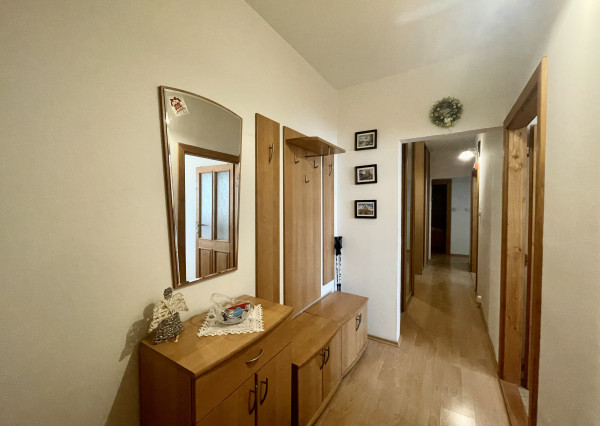 REZERVOVANÉ - Veľký a zariadený 2-izbový byt v obľúbenej lokalite s nádherným výhľadom