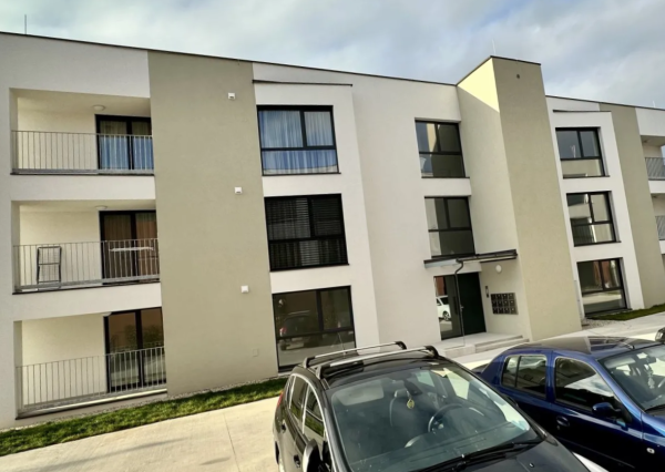REZERVOVANÉ - SKOLAUDOVANÉ 2i byt s terasou a štandardom