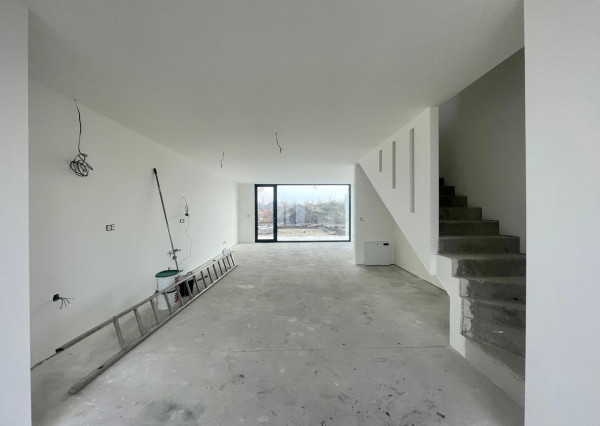 NOVOSTAVBA v štandarde – 4-izbový dom s terasou, parkovaním a nízkymi nákladmi v Kráľovej pri Senci