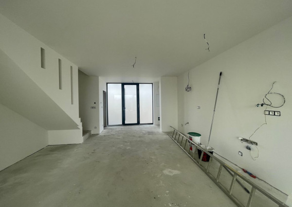 NOVOSTAVBA v štandarde – 4-izbový dom s terasou, parkovaním a nízkymi nákladmi v Kráľovej pri Senci