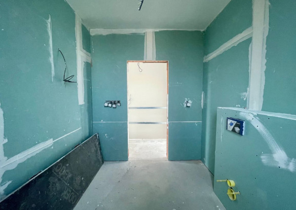 NOVOSTAVBA v štandarde – 4-izbový dom s terasou, parkovaním a nízkymi nákladmi v Kráľovej pri Senci