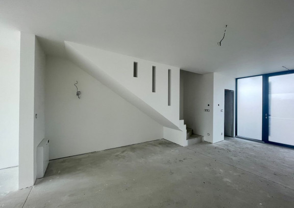 NOVOSTAVBA v štandarde – 4-izbový dom s terasou, parkovaním a nízkymi nákladmi v Kráľovej pri Senci