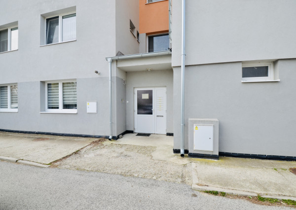 REZERVOVANÉ! Priestranný 3-izbový byt s loggiou a veľkou pivnicou len 10 minút od Trnavy