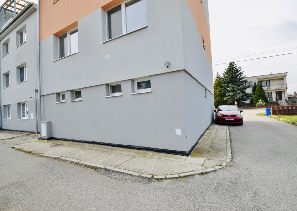 REZERVOVANÉ! Priestranný 3-izbový byt s loggiou a veľkou pivnicou len 10 minút od Trnavy