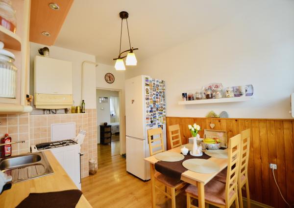 REZERVOVANÉ! Priestranný 3-izbový byt s loggiou a veľkou pivnicou len 10 minút od Trnavy