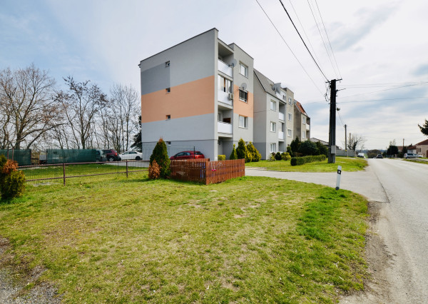 REZERVOVANÉ! Priestranný 3-izbový byt s loggiou a veľkou pivnicou len 10 minút od Trnavy