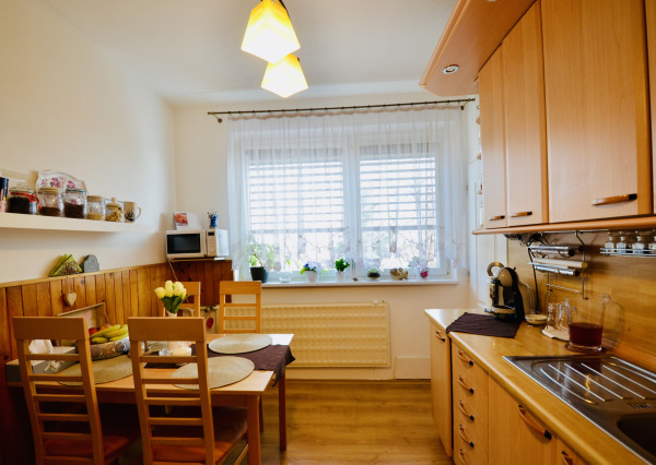 REZERVOVANÉ! Priestranný 3-izbový byt s loggiou a veľkou pivnicou len 10 minút od Trnavy