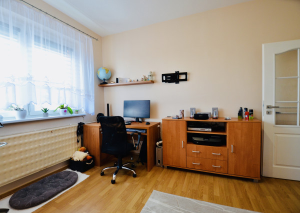 REZERVOVANÉ! Priestranný 3-izbový byt s loggiou a veľkou pivnicou len 10 minút od Trnavy