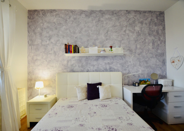 REZERVOVANÉ! Priestranný 3-izbový byt s loggiou a veľkou pivnicou len 10 minút od Trnavy