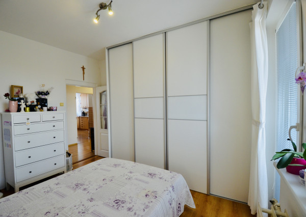 REZERVOVANÉ! Priestranný 3-izbový byt s loggiou a veľkou pivnicou len 10 minút od Trnavy