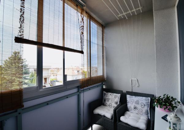 REZERVOVANÉ! Priestranný 3-izbový byt s loggiou a veľkou pivnicou len 10 minút od Trnavy