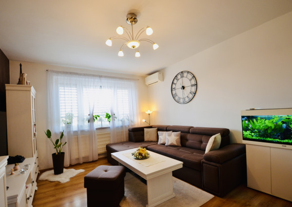 REZERVOVANÉ! Priestranný 3-izbový byt s loggiou a veľkou pivnicou len 10 minút od Trnavy