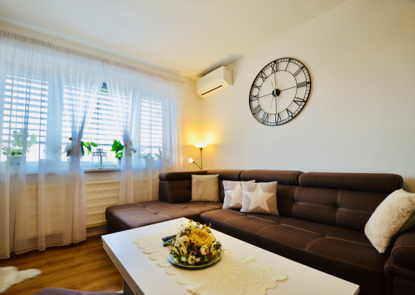 REZERVOVANÉ! Priestranný 3-izbový byt s loggiou a veľkou pivnicou len 10 minút od Trnavy