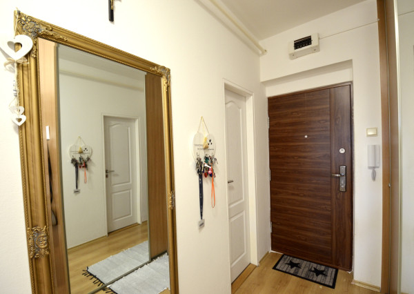 REZERVOVANÉ! Priestranný 3-izbový byt s loggiou a veľkou pivnicou len 10 minút od Trnavy