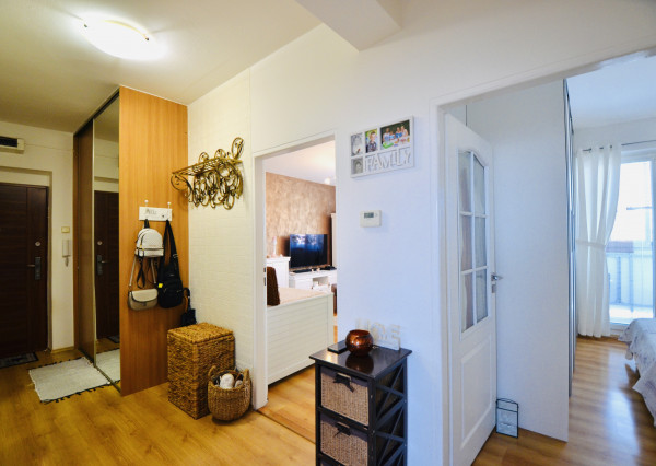 REZERVOVANÉ! Priestranný 3-izbový byt s loggiou a veľkou pivnicou len 10 minút od Trnavy