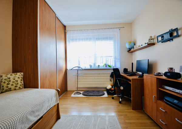 REZERVOVANÉ! Priestranný 3-izbový byt s loggiou a veľkou pivnicou len 10 minút od Trnavy