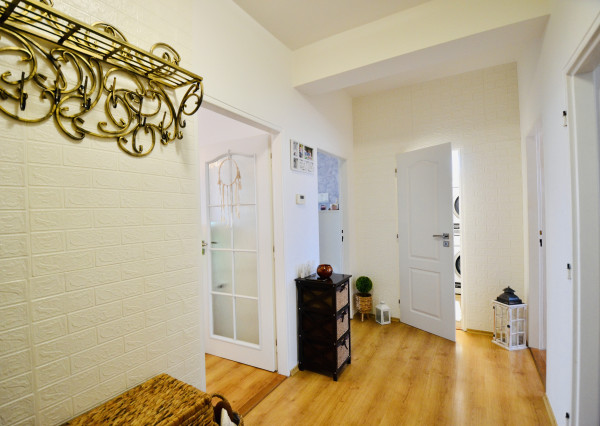 REZERVOVANÉ! Priestranný 3-izbový byt s loggiou a veľkou pivnicou len 10 minút od Trnavy