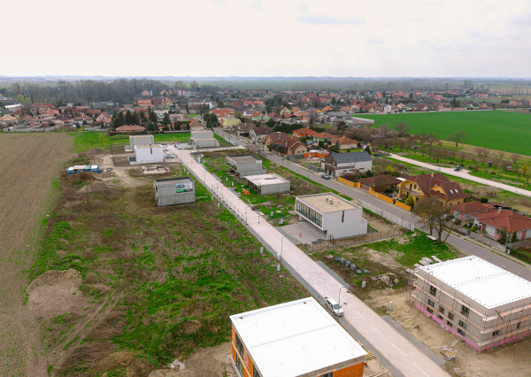 NOVOSTAVBA v štandarde – 4-izbový dom s terasou, parkovaním a nízkymi nákladmi v Kráľovej pri Senci