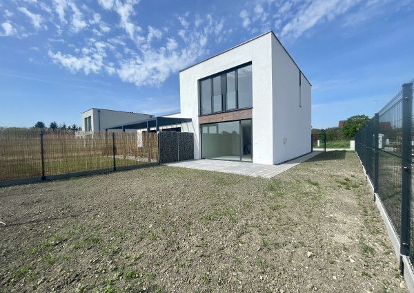 NOVOSTAVBA v štandarde – 4-izbový dom s terasou, parkovaním a nízkymi nákladmi v Kráľovej pri Senci