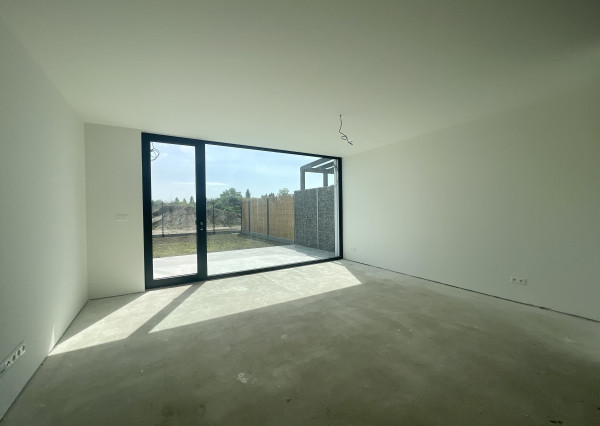 NOVOSTAVBA v štandarde – 4-izbový dom s terasou, parkovaním a nízkymi nákladmi v Kráľovej pri Senci