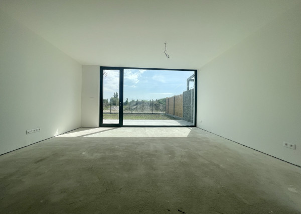 NOVOSTAVBA v štandarde – 4-izbový dom s terasou, parkovaním a nízkymi nákladmi v Kráľovej pri Senci