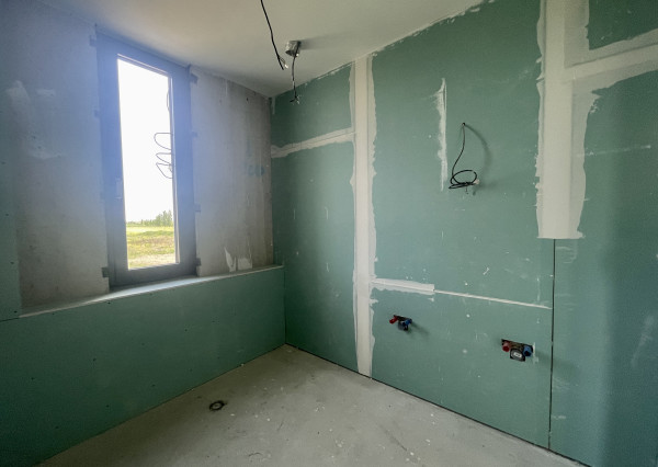 NOVOSTAVBA v štandarde – 4-izbový dom s terasou, parkovaním a nízkymi nákladmi v Kráľovej pri Senci