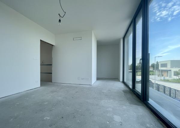 NOVOSTAVBA v štandarde – 4-izbový dom s terasou, parkovaním a nízkymi nákladmi v Kráľovej pri Senci