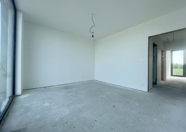 NOVOSTAVBA v štandarde – 4-izbový dom s terasou, parkovaním a nízkymi nákladmi v Kráľovej pri Senci