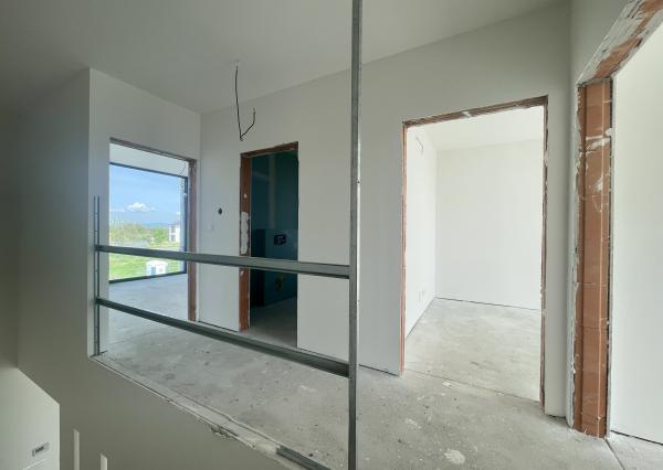 NOVOSTAVBA v štandarde – 4-izbový dom s terasou, parkovaním a nízkymi nákladmi v Kráľovej pri Senci