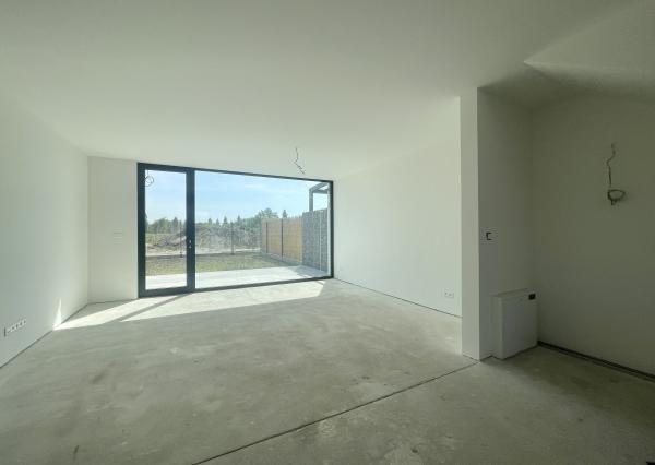 NOVOSTAVBA v štandarde – 4-izbový dom s terasou, parkovaním a nízkymi nákladmi v Kráľovej pri Senci