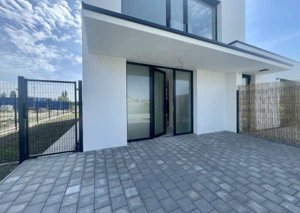 NOVOSTAVBA v štandarde – 4-izbový dom s terasou, parkovaním a nízkymi nákladmi v Kráľovej pri Senci