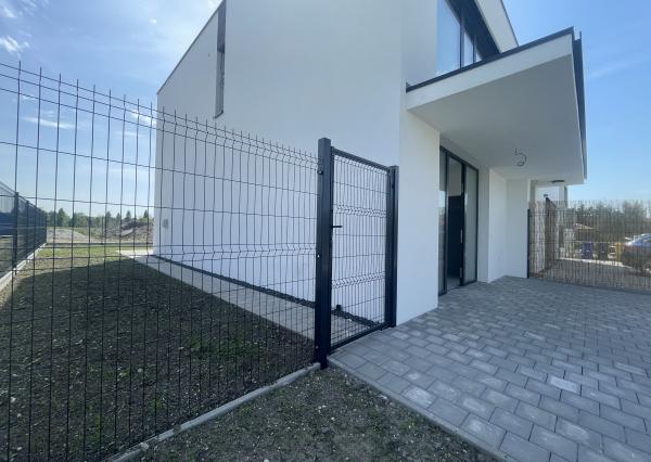 NOVOSTAVBA v štandarde – 4-izbový dom s terasou, parkovaním a nízkymi nákladmi v Kráľovej pri Senci