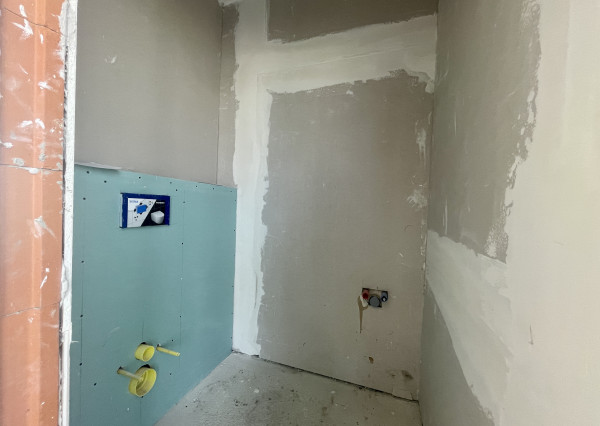 NOVOSTAVBA v štandarde – 4-izbový dom s terasou, parkovaním a nízkymi nákladmi v Kráľovej pri Senci