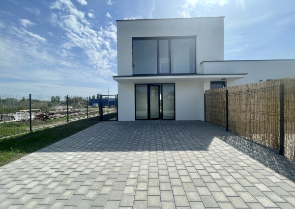 NOVOSTAVBA v štandarde – 4-izbový dom s terasou, parkovaním a nízkymi nákladmi v Kráľovej pri Senci