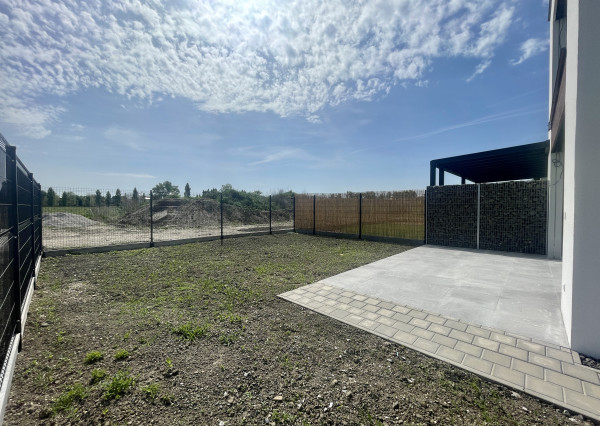 NOVOSTAVBA v štandarde – 4-izbový dom s terasou, parkovaním a nízkymi nákladmi v Kráľovej pri Senci