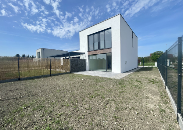 NOVOSTAVBA v štandarde – 4-izbový dom s terasou, parkovaním a nízkymi nákladmi v Kráľovej pri Senci