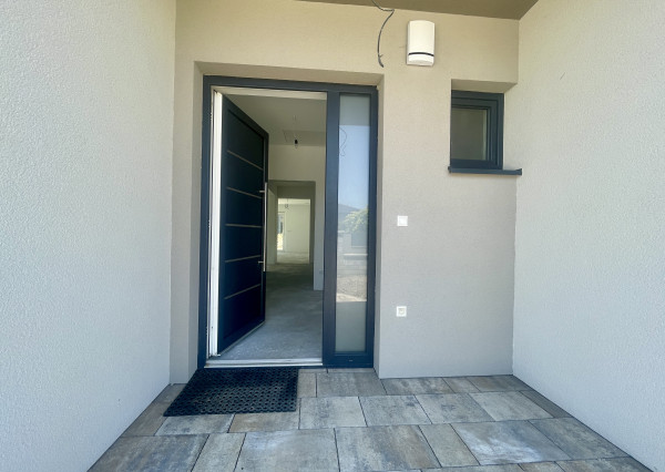 Skolaudovaný rodinný dom 4+1 s modernými technológiami, pozemok 617 m²