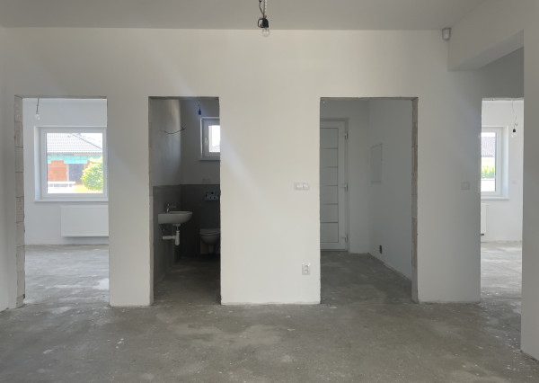 Skolaudovaný rodinný dom 4+1 s modernými technológiami, pozemok 617 m²