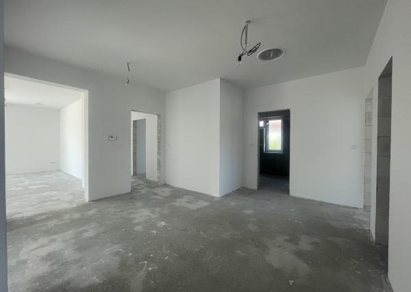 Skolaudovaný rodinný dom 4+1 s modernými technológiami, pozemok 617 m²