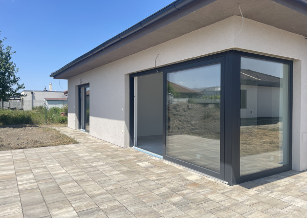 Skolaudovaný rodinný dom 4+1 s modernými technológiami, pozemok 617 m²