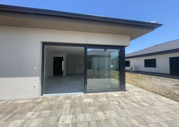 Skolaudovaný rodinný dom 4+1 s modernými technológiami, pozemok 617 m²