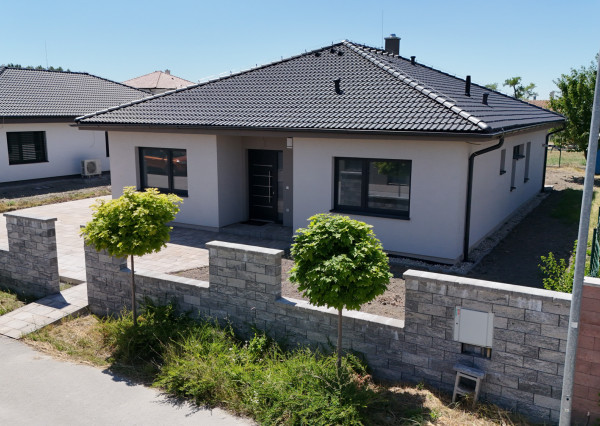 Skolaudovaný rodinný dom 4+1 s modernými technológiami, pozemok 617 m²