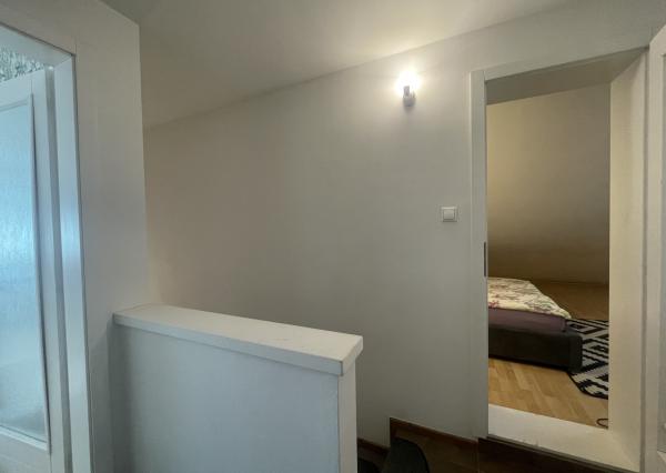 Kompletne zariadený 5-izbový byt v rodinnom dome s balkónom