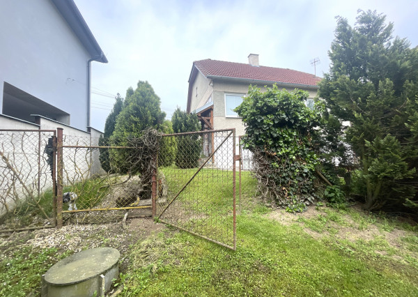 Dvojpodlažný rodinný dom na krásnom veľkom pozemku